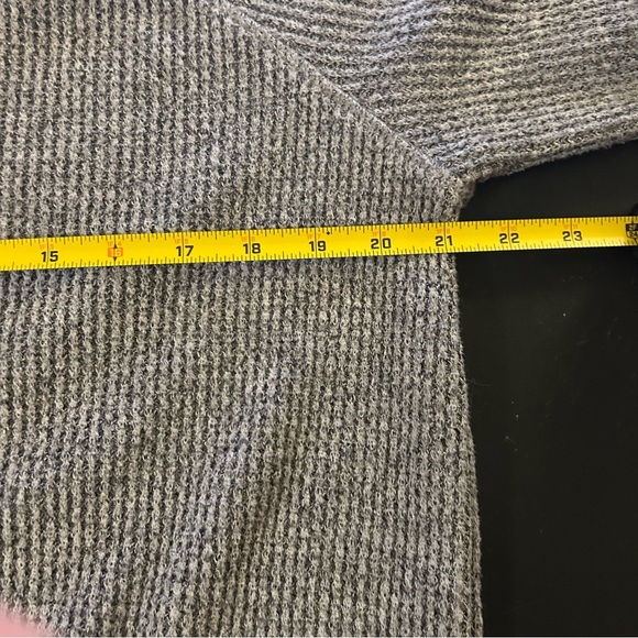 Old Navy Grey Waffle Knit Long Sleeved Thermal Size L Fall Layering Cozy Warm - Picture 7 of 11